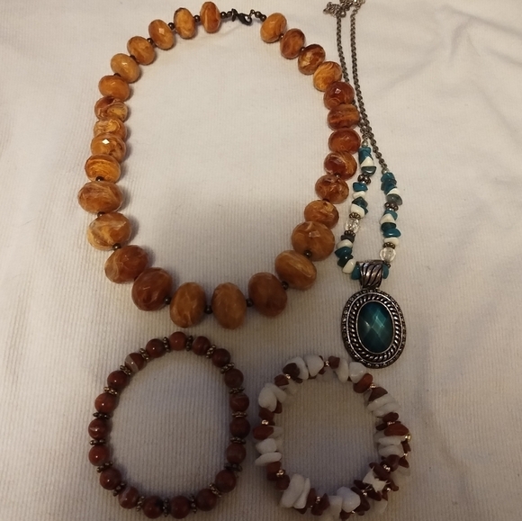 Vintage jewelry lot w/Avon necklaces - Picture 3 of 9